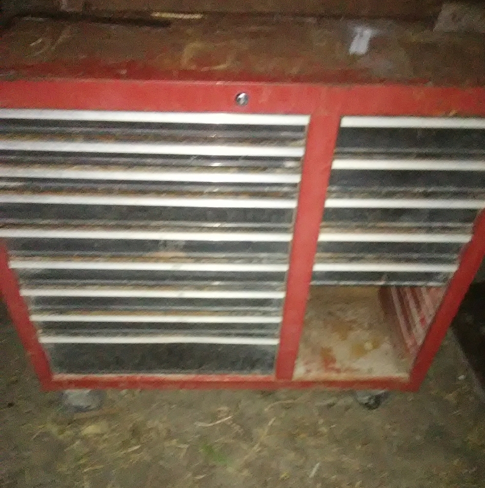 Giant tool box - Picture 2 of 2